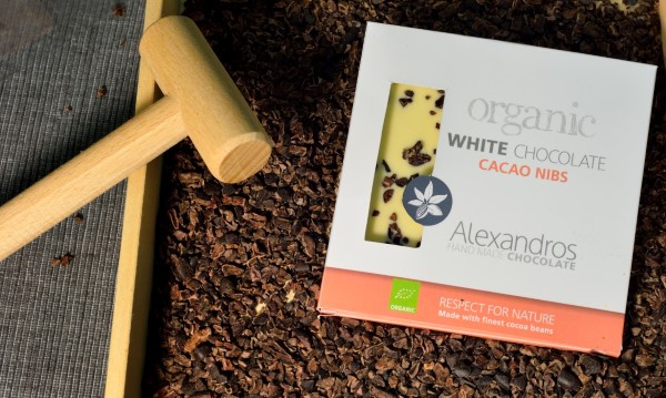 Bio handgemachte weiße Schokolade mit Kakao-Nibs